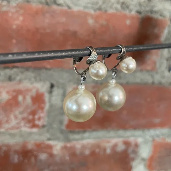 Vintage Fashion Clip-on Faux Pearl Drop Earrings 1” long - Picture 3 of 6